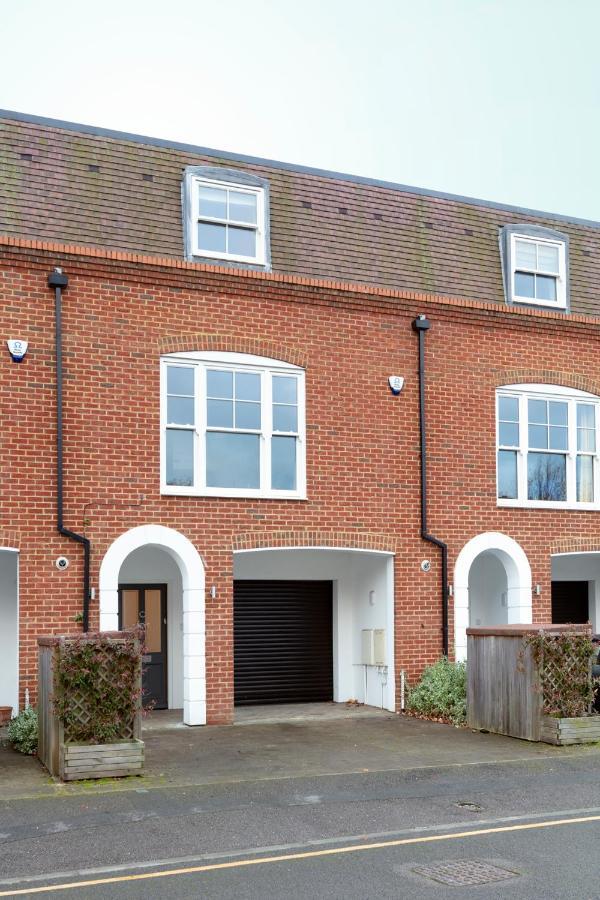 Stunning Central Windsor Town House With Parking Exterior photo